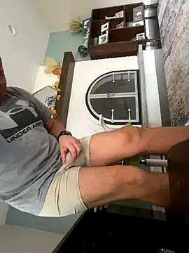 Snapshot of daddyshark83 chatting on 11.04.25 daddyshark83 online show from 11.04.25