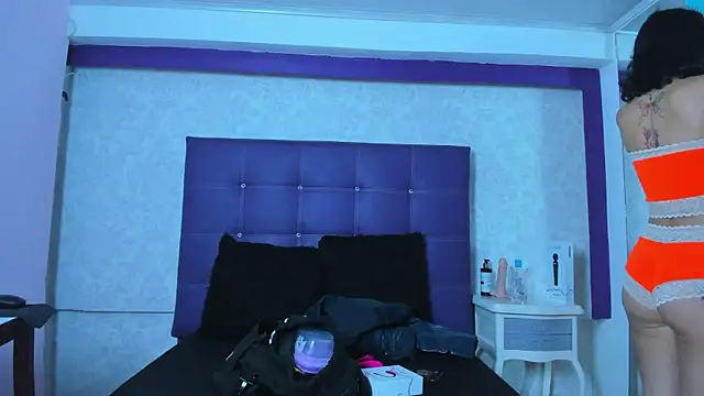 LeaMoreau22 online show from 10.16.25