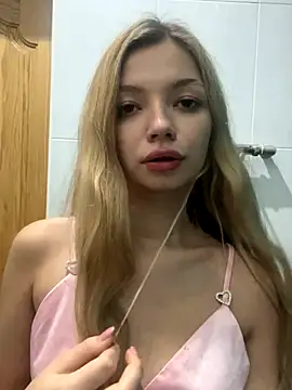 Snapshot of _Siennaaa_ chatting on 10.28.25 Siennaaa online show from 10.28.25