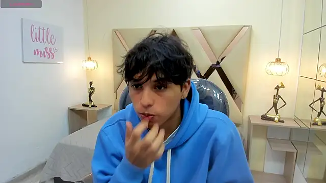 Snapshot of StiwenTwink chatting on 02.11.26 StiwenTwink online show from 02.11.26