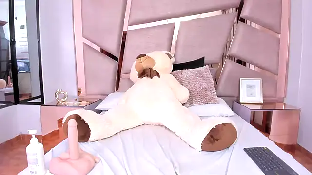 Snapshot of ValentineRouse chatting on 10.04.25 ValentineRouse online show from 10.04.25