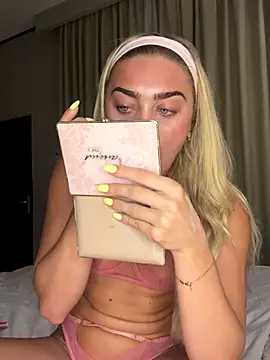 Snapshot of Aurii_Angel chatting on 10.11.25 Aurii Angel online show from 10.11.25