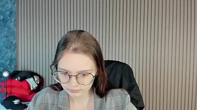 Snapshot of shy_elina01 chatting on 10.06.25 shy elina01 online show from 10.06.25
