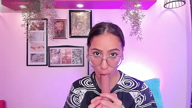 Snapshot of Alana_Martinez_ chatting on 10.11.25 Alana Martinez online show from 10.11.25