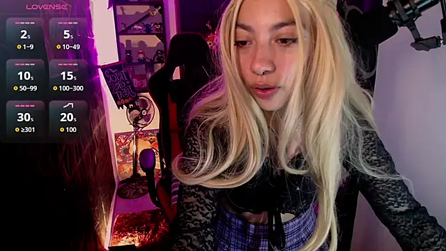 Snapshot of lunarichy22 chatting on 11.18.25 lunarichy22 online show from 11.18.25