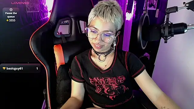 Snapshot of lunarichy22 chatting on 12.16.25 lunarichy22 online show from 12.16.25