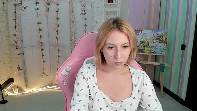 Snapshot of Emma_Garcias chatting on 10.15.25 Emma Garcias online show from 10.15.25