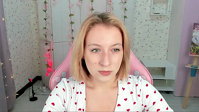 Snapshot of Emma_Garcias chatting on 10.19.25 Emma Garcias online show from 10.19.25
