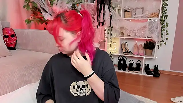 Klee Love online show from 10.24.25