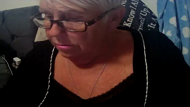 Playful MILF Demi online show from 07.18.26