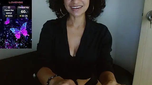 Snapshot of Seductress_Malia chatting on 06.25.26 Seductress Malia online show from 06.25.26