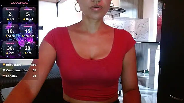 Snapshot of Seductress_Malia chatting on 06.30.26 Seductress Malia online show from 06.30.26