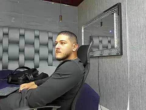 Snapshot of jasonshaw25 chatting on 10.10.25 jasonshaw25 online show from 10.10.25