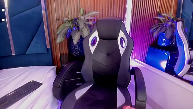 Snapshot of Lia_Kitten chatting on 10.06.25 Lia Kitten online show from 10.06.25