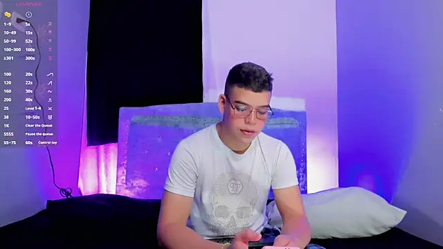 Snapshot of alex_boyy chatting on 10.14.25 alex boyy online show from 10.14.25