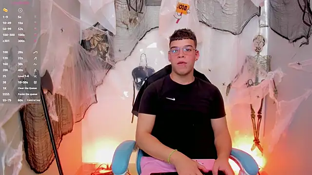 Snapshot of alex_boyy chatting on 10.28.25 alex boyy online show from 10.28.25