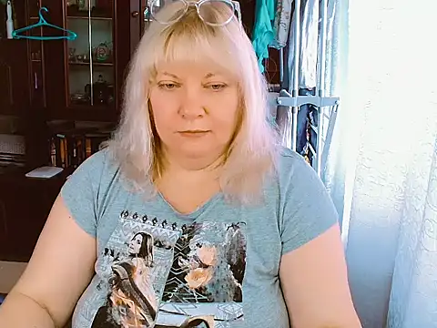 Snapshot of DiamondNata chatting on 10.17.25 DiamondNata online show from 10.17.25