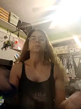 Snapshot of 1988beth chatting on 10.23.25 1988beth online show from 10.23.25