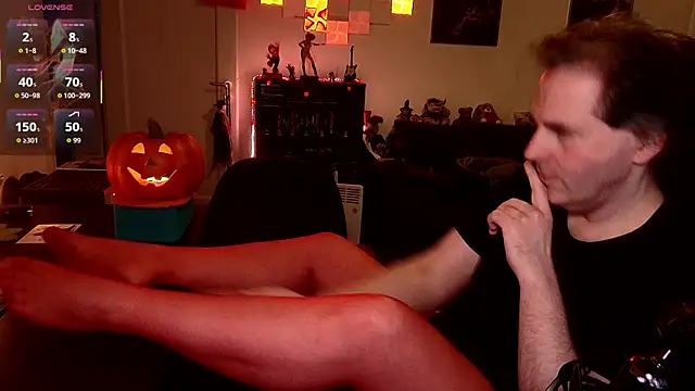 Snapshot of SexyGamerAndy chatting on 10.31.25 SexyGamerAndy online show from 10.31.25