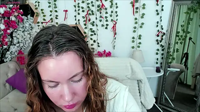 Snapshot of _BellaClark chatting on 03.28.26 BellaClark online show from 03.28.26