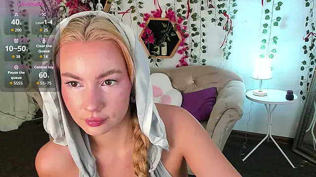 Snapshot of _BellaClark chatting on 04.10.26 BellaClark online show from 04.10.26