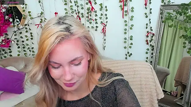 Snapshot of _BellaClark chatting on 05.01.26 BellaClark online show from 05.01.26