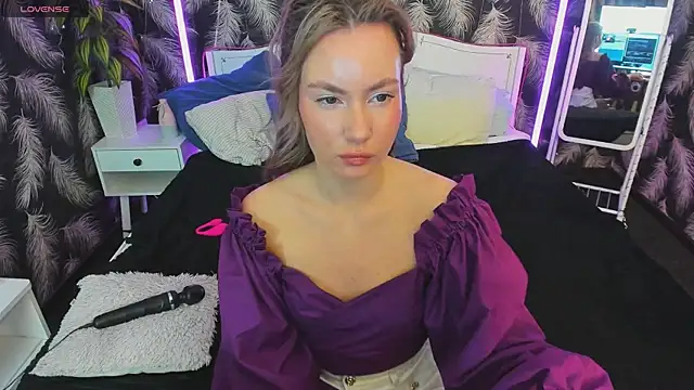 Snapshot of _BellaClark chatting on 05.17.26 BellaClark online show from 05.17.26