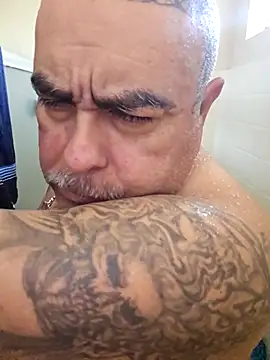 Snapshot of B1GLO chatting on 11.14.25 B1GLO online show from 11.14.25