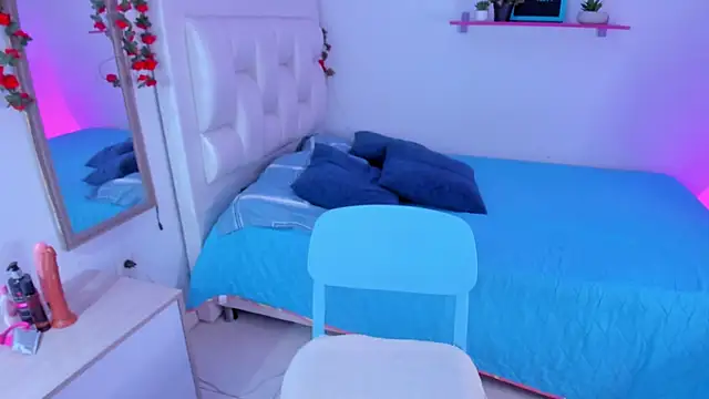 Laaura-Velez online show from 12.18.25