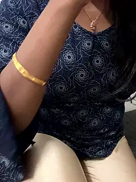 Snapshot of Tamilmallu-duskygirl03 chatting on 11.13.25 Tamilmallu-duskygirl03 online show from 11.13.25