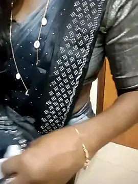 Snapshot of Tamilmallu-duskygirl03 chatting on 12.16.25 Tamilmallu-duskygirl03 online show from 12.16.25