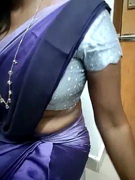 Snapshot of Tamilmallu-duskygirl03 chatting on 12.18.25 Tamilmallu-duskygirl03 online show from 12.18.25