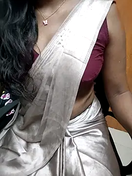 Snapshot of Tamilmallu-duskygirl03 chatting on 06.25.26 Tamilmallu-duskygirl03 online show from 06.25.26