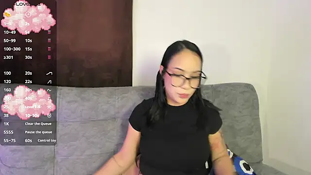 Kari Ruiz  online show from 04.17.26