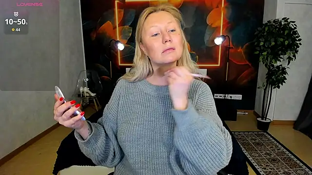 Snapshot of scent__of_woman chatting on 02.05.26 scent of woman online show from 02.05.26