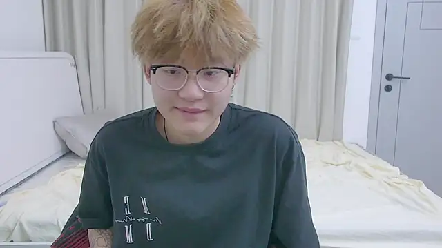 KK-cuteboy online show from 04.04.26