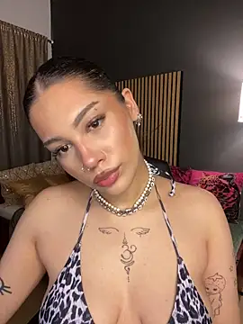LoraShines online show from 06.20.26