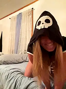 SugarMilkandHoney online show from 10.24.25