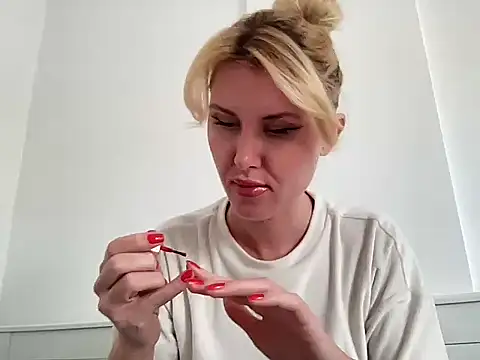 Snapshot of Ilymaris chatting on 02.25.26 Ilymaris online show from 02.25.26