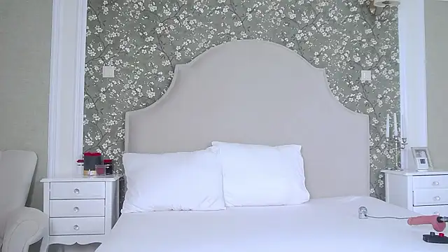 TesaQuinn online show from 02.04.26