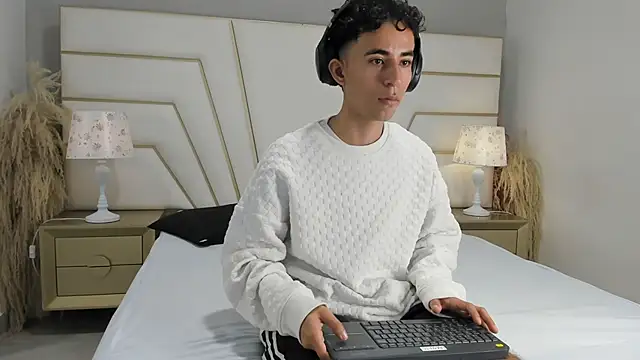 Snapshot of Zahir_Ashar chatting on 10.17.25 Zahir Ashar online show from 10.17.25