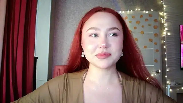 Snapshot of LolaMint_ chatting on 10.23.25 LolaMint online show from 10.23.25