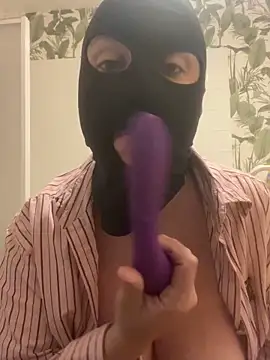 Snapshot of cochonnesoumise12 chatting on 10.28.25 cochonnesoumise12 online show from 10.28.25