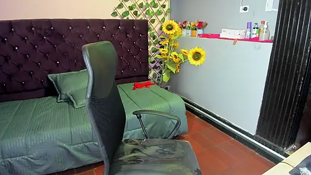 Yaluz Naugthy online show from 02.01.26