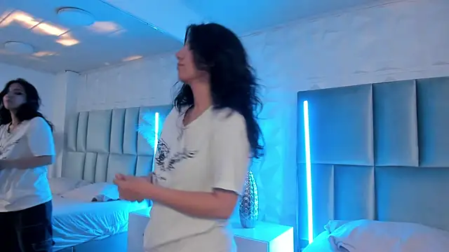 HollyPeach online show from 02.12.26