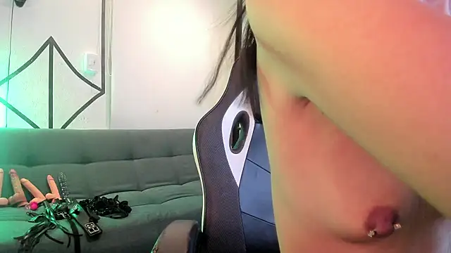 DerryAndIzzy online show from 07.24.26