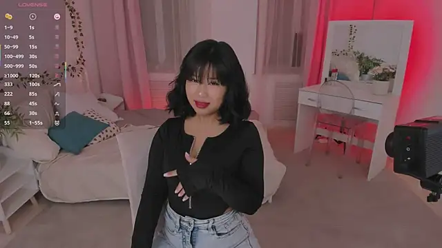 Snapshot of Erika_Kim chatting on 10.18.25 Erika Kim online show from 10.18.25