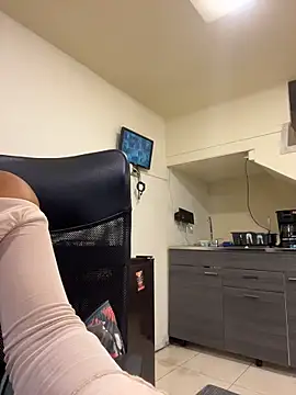 AlyssaRay online show from 04.14.26