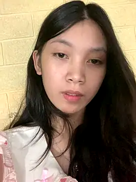 Snapshot of linh-lan1 chatting on 10.15.25 linh-lan1 online show from 10.15.25