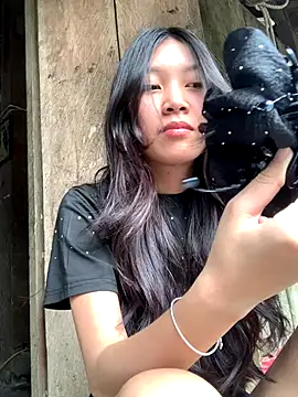 Snapshot of linh-lan1 chatting on 10.29.25 linh-lan1 online show from 10.29.25